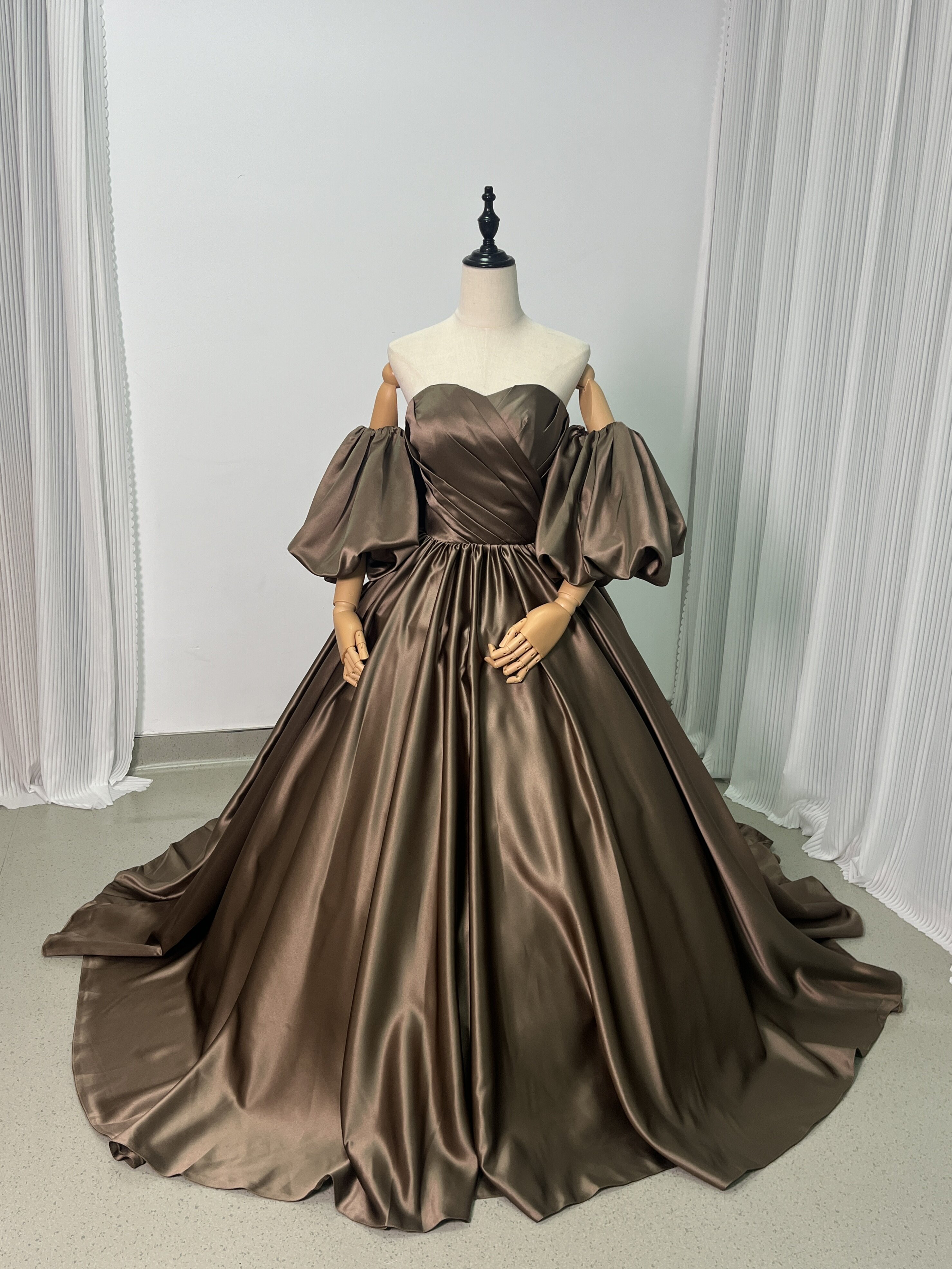 送料無料！ウェディングドレス ブラウン 取り外し袖 ビスチェ 光沢サテン 結婚式 前撮り