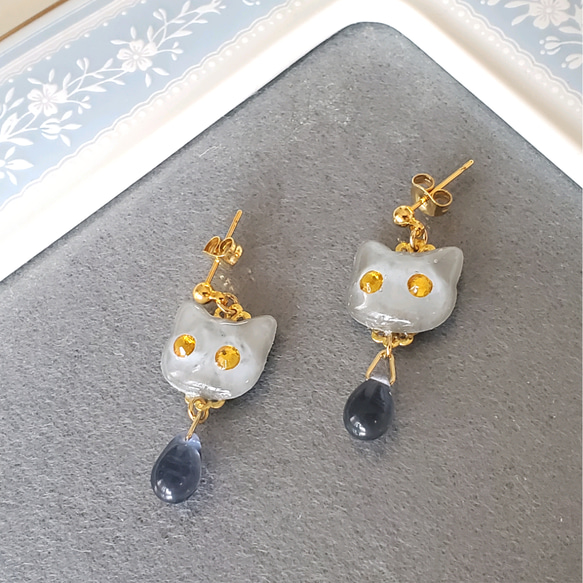 猫ピアス☆両耳 チェコガラス☆グレー猫☆レジン☆猫ジュエリー