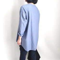 再販！× 4  新！さわやかなブルーのシャツトップ  しなやかなコットンテンセル  ブルーシャンブレー 8枚目の画像