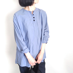 再販！× 4  新！さわやかなブルーのシャツトップ  しなやかなコットンテンセル  ブルーシャンブレー 3枚目の画像