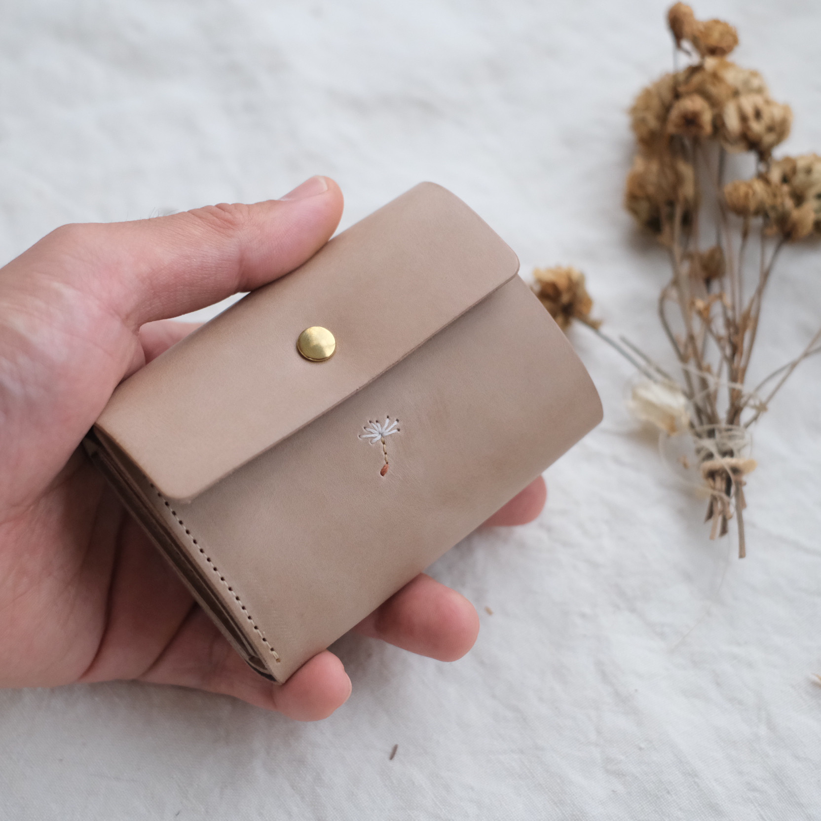 最新モデル SATTO Pro 新色 折り財布 ミルクティ 刺繍選べる