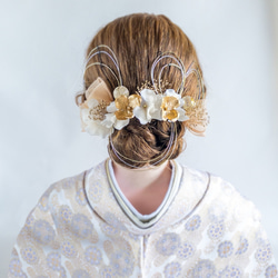 紫陽花とかすみ草の髪飾り 結婚式 成人式 卒業式に　髪かざり 造花 和装 和風 アーティフィシャルフラワー ゴールド 4枚目の画像