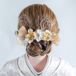 紫陽花とかすみ草の髪飾り 結婚式 成人式 卒業式に　髪かざり 造花 和装 和風 アーティフィシャルフラワー ゴールド 1枚目の画像