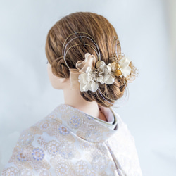 紫陽花とかすみ草の髪飾り 結婚式 成人式 卒業式に　髪かざり 造花 和装 和風 アーティフィシャルフラワー ゴールド 3枚目の画像