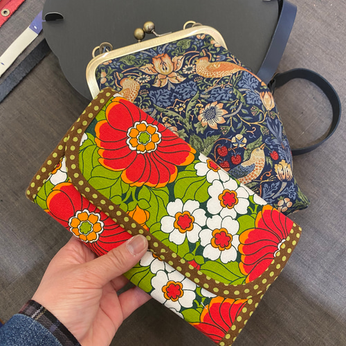 いちご泥棒柄のがま口ポーチ スマホと長財布とあと少し入ります モリス