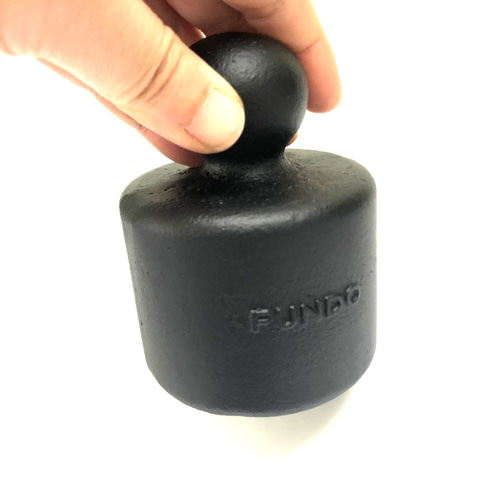 小さくてもどっしり鉄製「FUNDO」ドアストッパー・ブックエンド