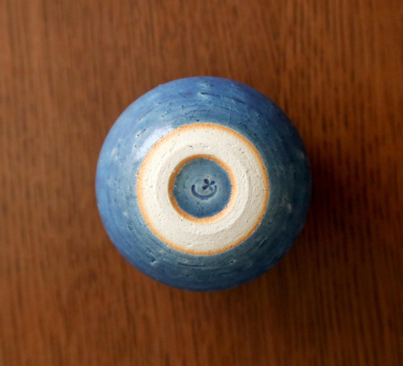 ふっくらと丸い 紺碧の釉薬の一輪挿し 8枚目の画像