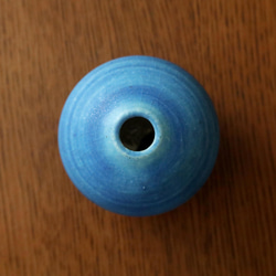 ふっくらと丸い 紺碧の釉薬の一輪挿し 7枚目の画像