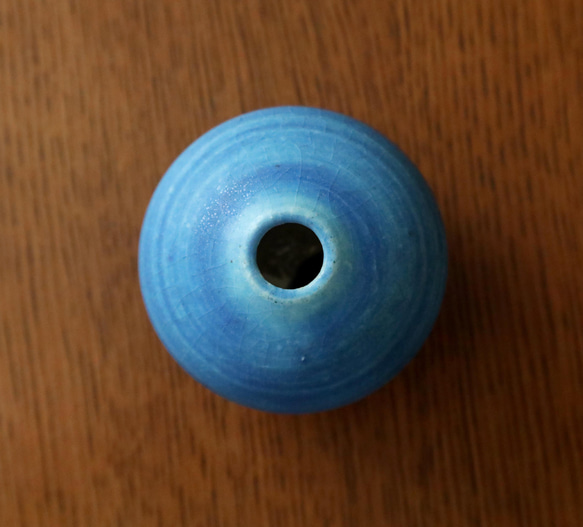 ふっくらと丸い 紺碧の釉薬の一輪挿し 7枚目の画像