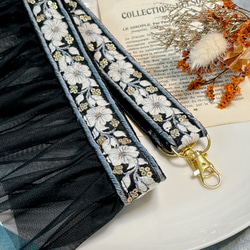 【インド刺繍リボン】ショルダーストラップ・ハンドストラップ・ハンドメイド 1枚目の画像