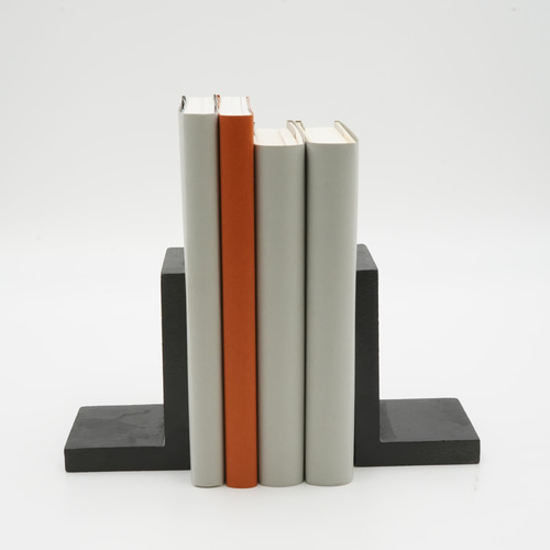 厚みの頼もしい鉄製ブックエンド「エル」 高岡鉄器OMOSIシリーズ