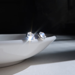 925純銀 月光石 六邊形 包邊鑲 轉珠 鎖珠 耳環 耳夾  免費送禮包裝 第4張的照片