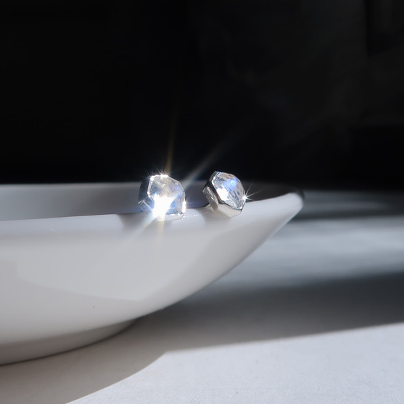 925純銀 月光石 六邊形 包邊鑲 轉珠 鎖珠 耳環 耳夾  免費送禮包裝 第4張的照片