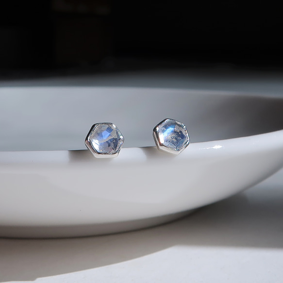 925純銀 月光石 六邊形 包邊鑲 轉珠 鎖珠 耳環 耳夾  免費送禮包裝 第1張的照片