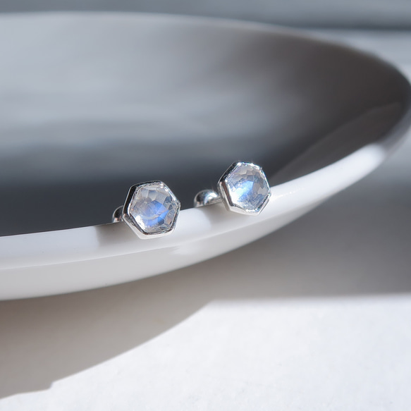 925純銀 月光石 六邊形 包邊鑲 轉珠 鎖珠 耳環 耳夾  免費送禮包裝 第2張的照片