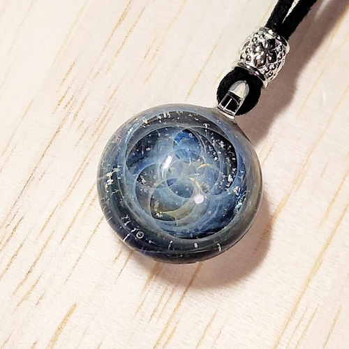 ハンドメイド 渦巻き模様 ガラスペンダント