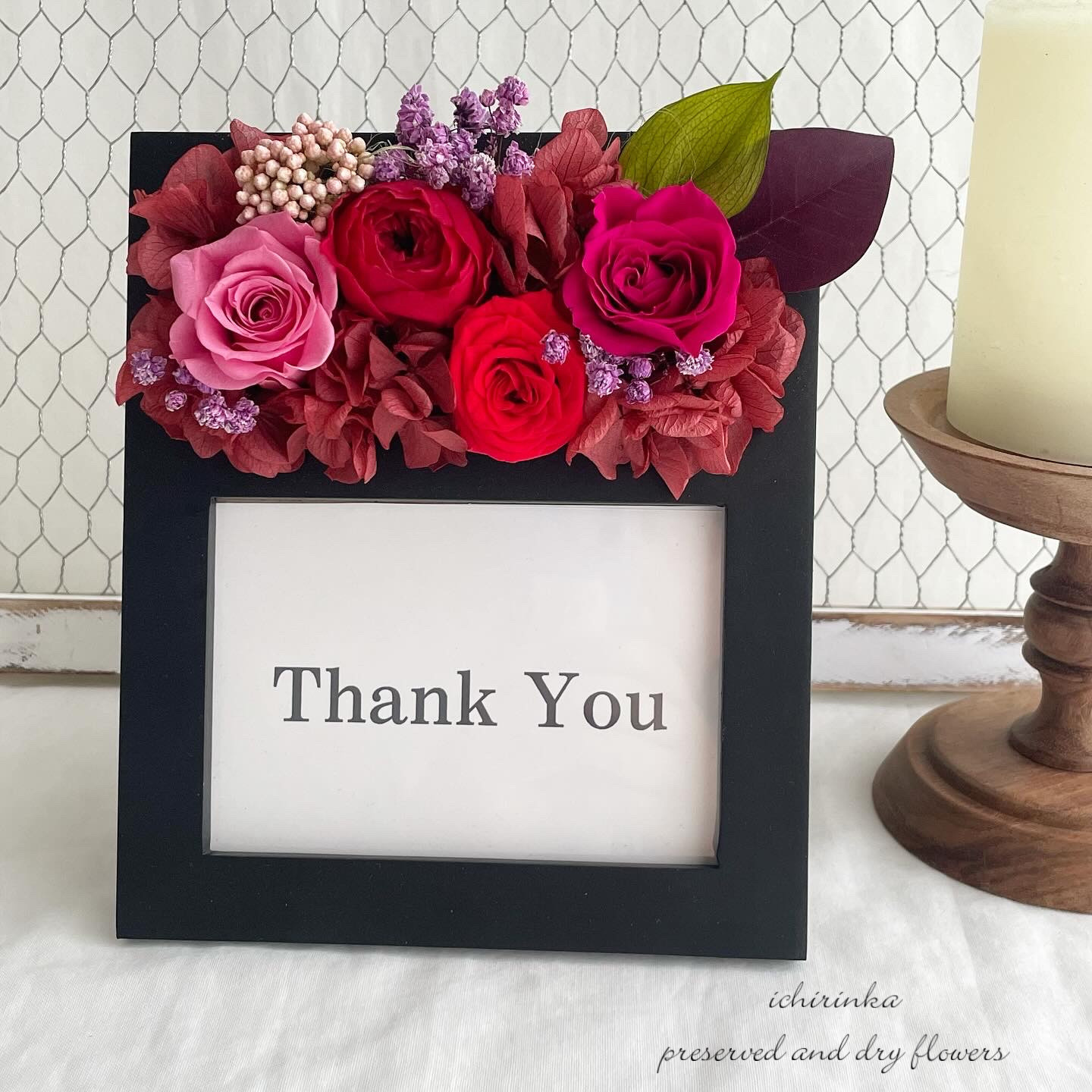 還暦祝いに*グラマラスレッド×ブラックフレーム 両親贈呈品・結婚祝い・誕生日・祝電　ラッピング無料 プリザ