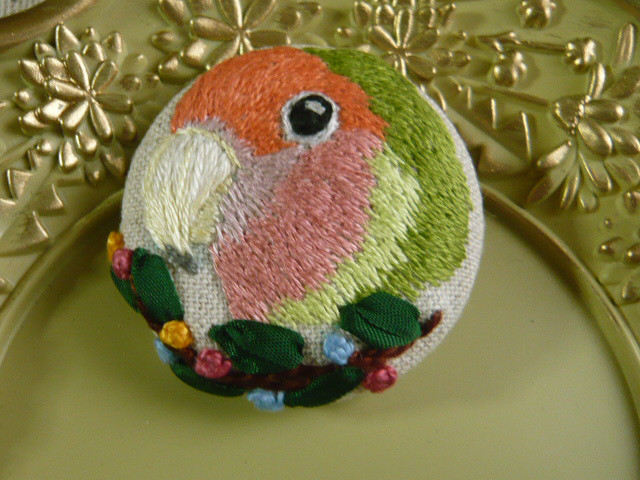 [専用　こり様]くるみボタン 刺繍 フェルト ブローチ キジトラ ハロウィン Amazon.co.jp: 即購入くるみボタン 刺繍 ブローチ ハロウィン