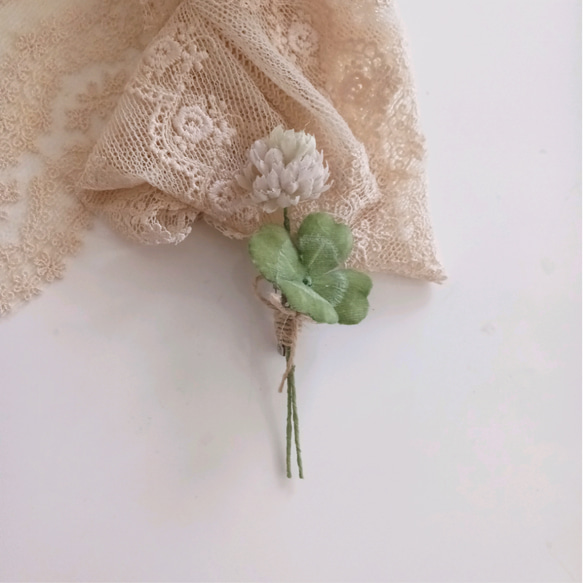 染め布花＊四つ葉のクローバーとしろつめくさのコサージュ 2枚目の画像