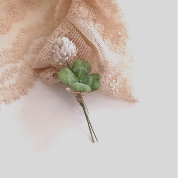 染め布花＊四つ葉のクローバーとしろつめくさのコサージュ 4枚目の画像