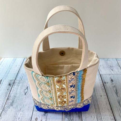honami　インド刺繍トートバッグホワイト　ハンドメイド トートバッグ（ホワイト）インド刺繍リボン・ヌビ生地 - メルカリ