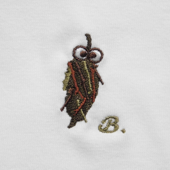 ミノムシの可愛い刺繍入りＴシャツ　お好きなアルファベットをおひとつ　6.2オンス　男女兼用 1枚目の画像