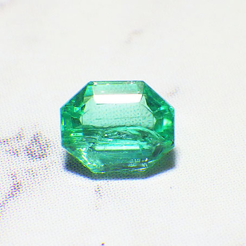 エメラルド・2（約4.7×3.8×2.8mm）クラック有 天然石