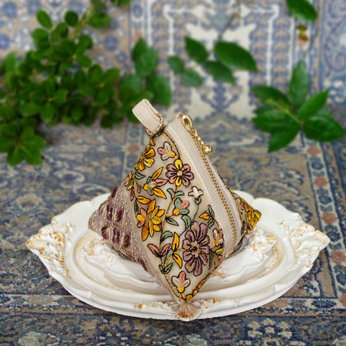 送料無料インド刺繍リボンの三角ポーチ(テトラポーチ・手のひら