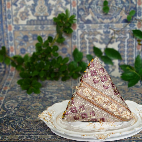 インド刺繍リボン　テトラポーチ 送料無料インド刺繍リボンの三角ポーチ(テトラポーチ・手のひら