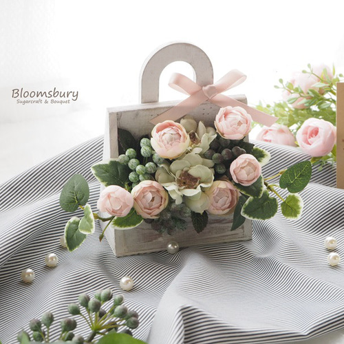 ちびねこ造花フラワーアレンジ ピンクのフリルローズ ミニ白薔薇など