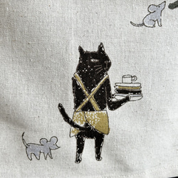 黒猫のカフェエプロン【エプロン姿で家事をする黒猫柄】 4枚目の画像