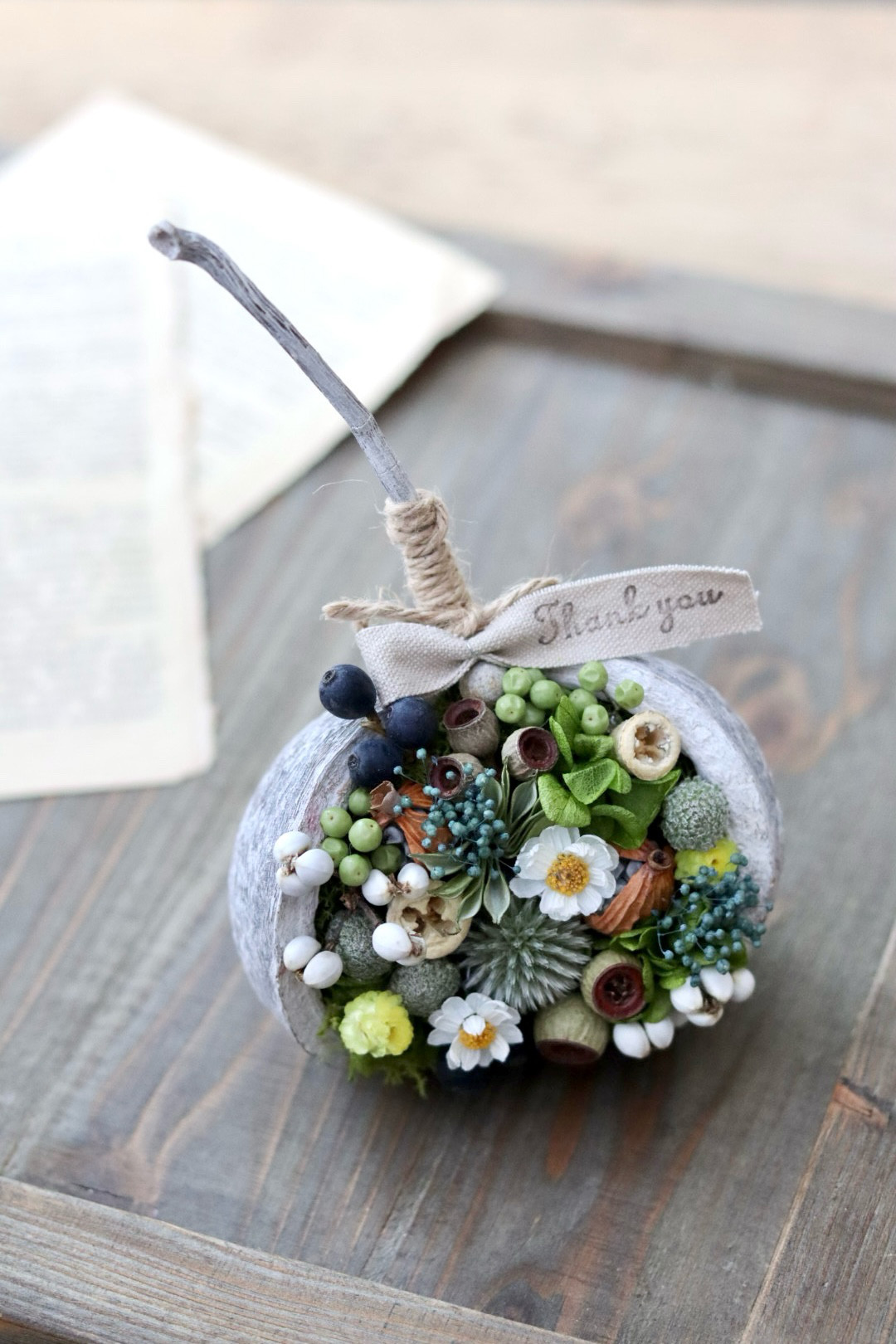 三日月の舟、木の実ポットのドライフラワープリザーブドフラワーアレンジ