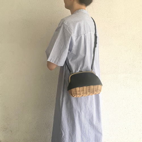 がま口の小さめショルダーバッグ かごバッグ ラタン 本革使用
