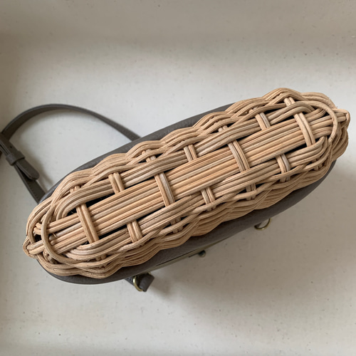 がま口の小さめショルダーバッグ かごバッグ ラタン 本革使用