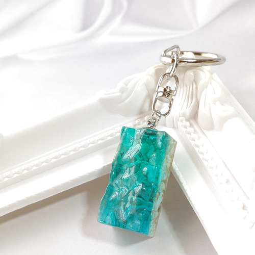 アクアブルーとエメラルドグリーンの海とサンゴのかけらとヒトデの波形