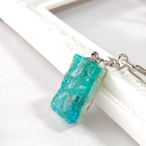 アクアブルーとエメラルドグリーンの海とサンゴのかけらとヒトデの波形