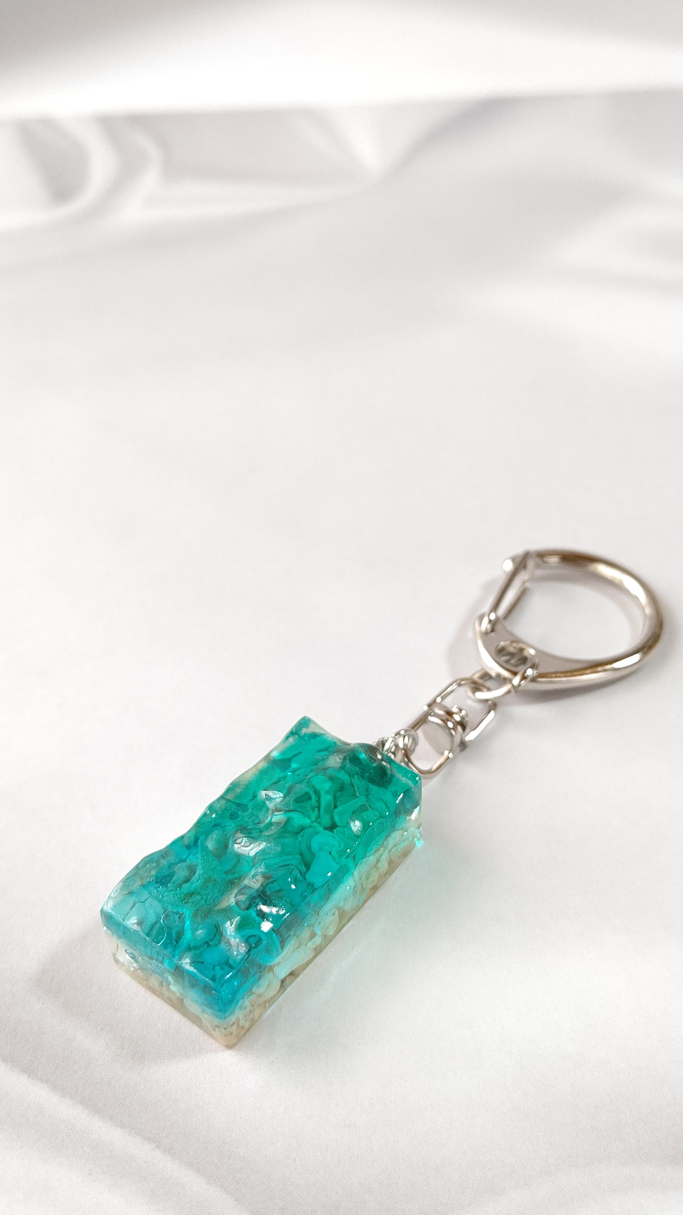菜々美 海のイニシャルキーホルダー ブルーとエメラルドグリーン 海のイニシャルキーホルダー ブルーとエメラルドグリーン