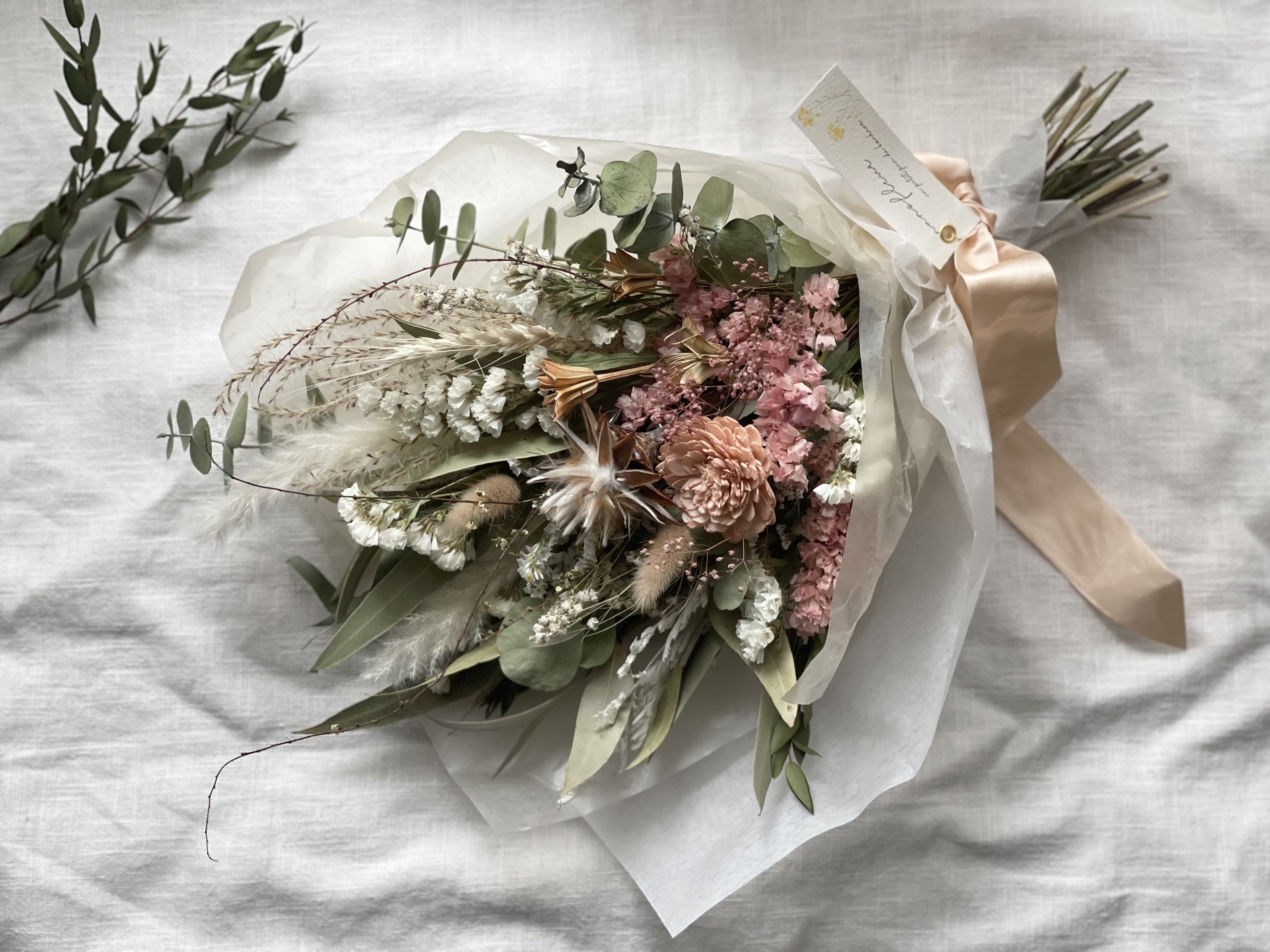 プロテアニオベとスターチスの ナチュラル春色スワッグ・ブーケ (36