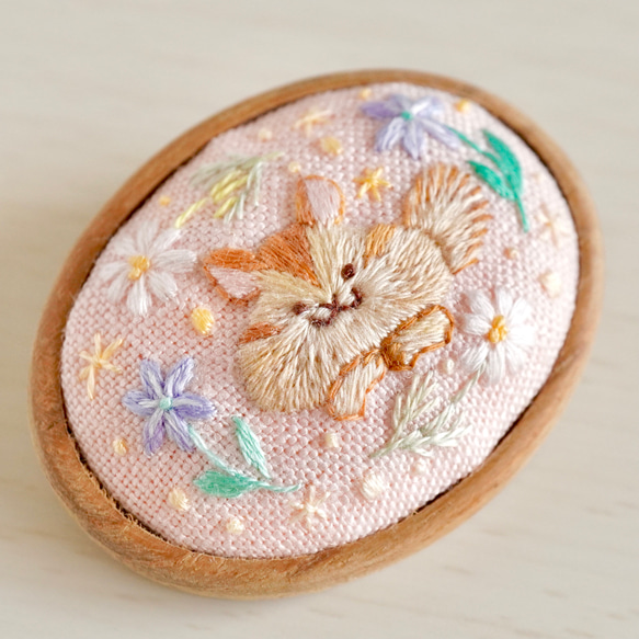 リスと小花の手刺繍木枠ブローチ 10枚目の画像
