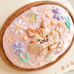 リスと小花の手刺繍木枠ブローチ 2枚目の画像