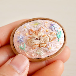 リスと小花の手刺繍木枠ブローチ 8枚目の画像