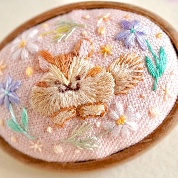 リスと小花の手刺繍木枠ブローチ 3枚目の画像