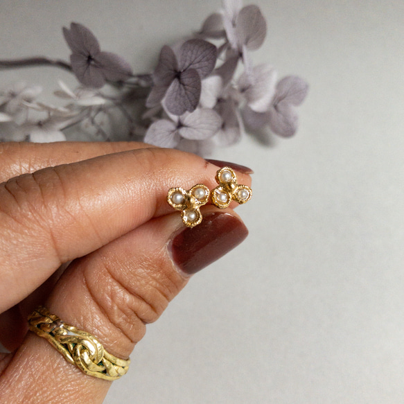 小種子珍珠花朵耳環 K18 鍍黃銅 第6張的照片
