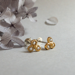 小種子珍珠花朵耳環 K18 鍍黃銅 第2張的照片