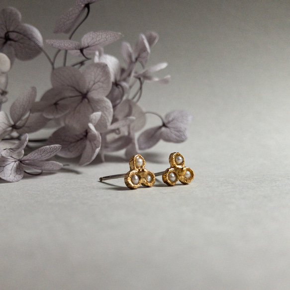 小種子珍珠花朵耳環 K18 鍍黃銅 第4張的照片