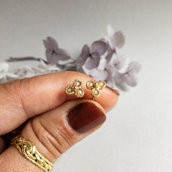小種子珍珠花朵耳環 K18 鍍黃銅 第7張的照片