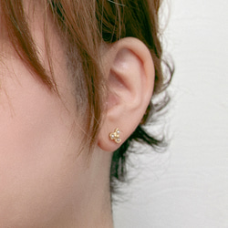小種子珍珠花朵耳環 K18 鍍黃銅 第9張的照片