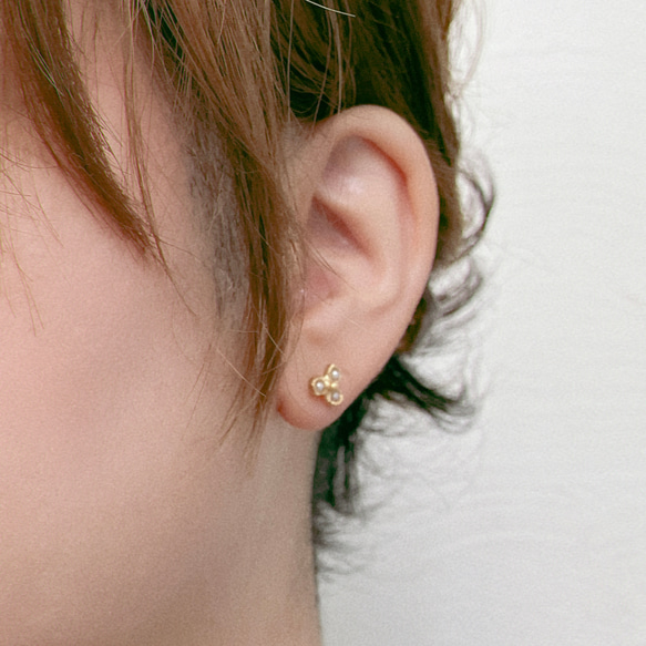 小種子珍珠花朵耳環 K18 鍍黃銅 第9張的照片