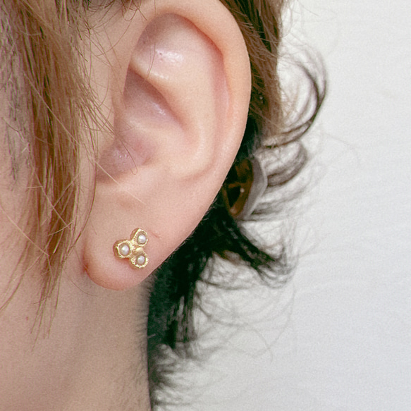 小種子珍珠花朵耳環 K18 鍍黃銅 第10張的照片