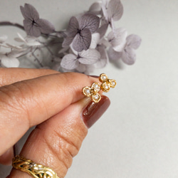 小種子珍珠花朵耳環 K18 鍍黃銅 第5張的照片